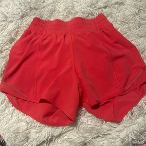 Lipgloss Lululemon’s hotty hot shorts